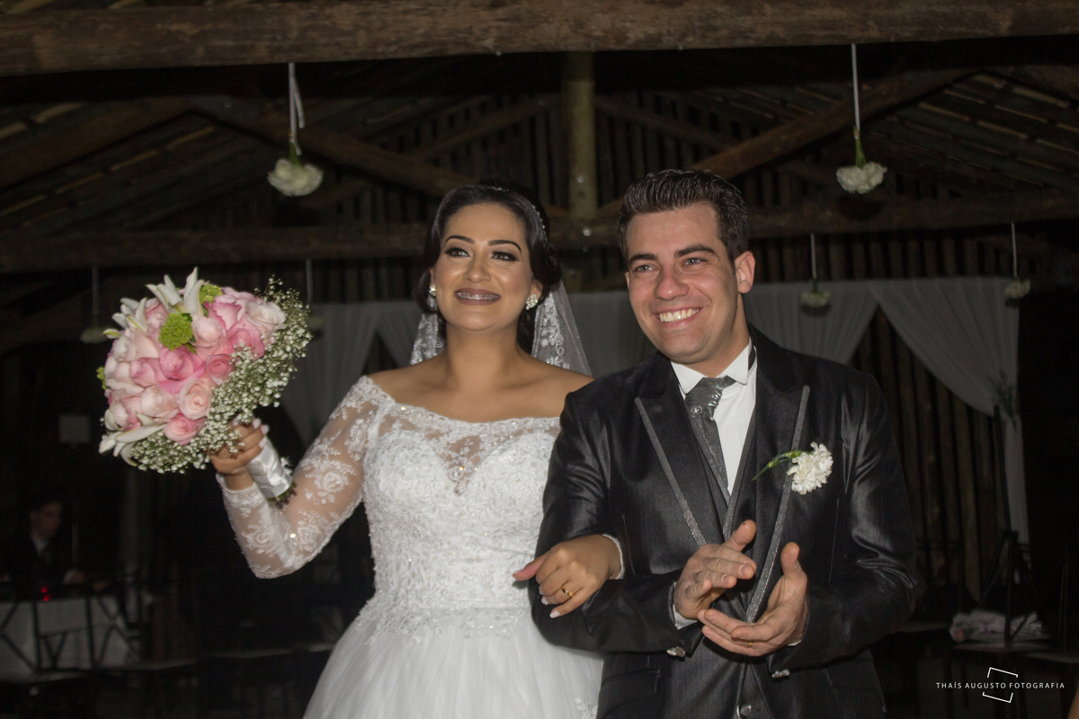 Casamento Bruna & Tiago, maquiagem na mayara morales, wedding na chácara Hermon em Bauru.SP - Fotos Thais Augusto Fotografia, fotógrafa em Bauru.SP, fotos espontâneas lindas e criativas, por do sol com limousine Bauru, noivo tocando violino