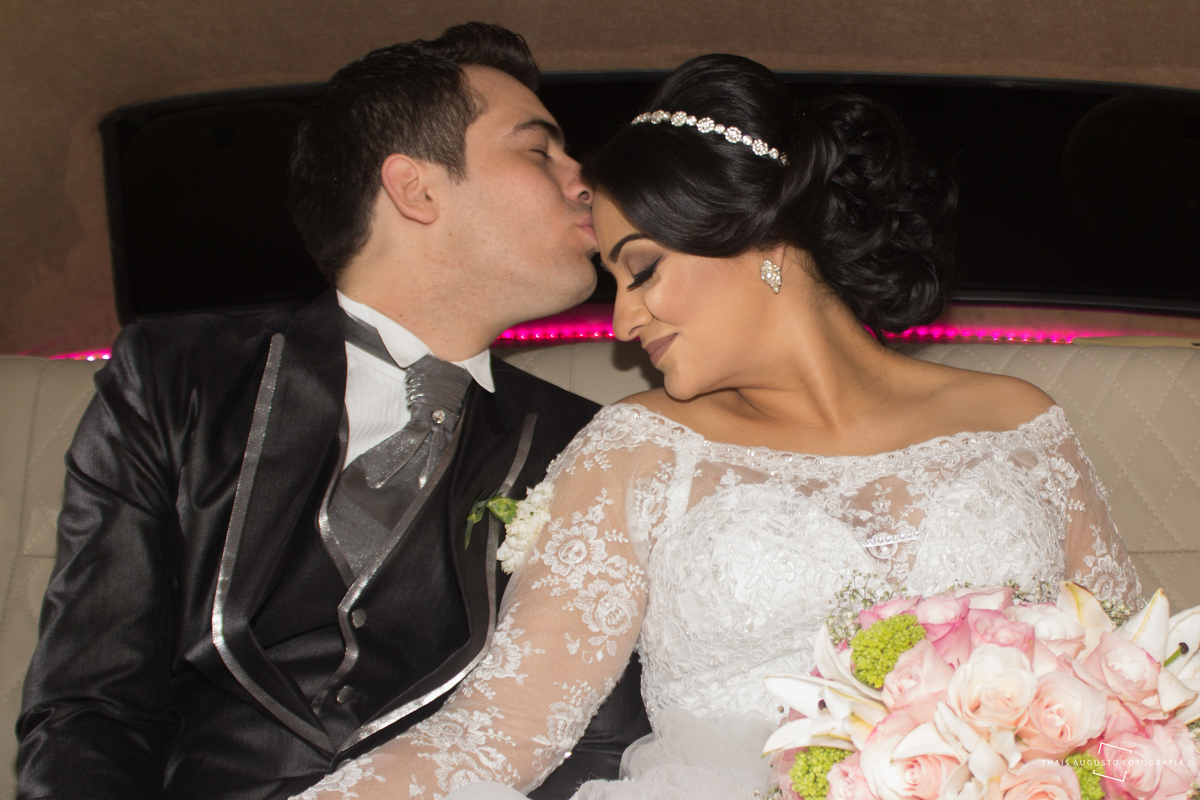 Casamento Bruna & Tiago, maquiagem na mayara morales, wedding na chácara Hermon em Bauru.SP - Fotos Thais Augusto Fotografia, fotógrafa em Bauru.SP, fotos espontâneas lindas e criativas, por do sol com limousine Bauru, noivo tocando violino