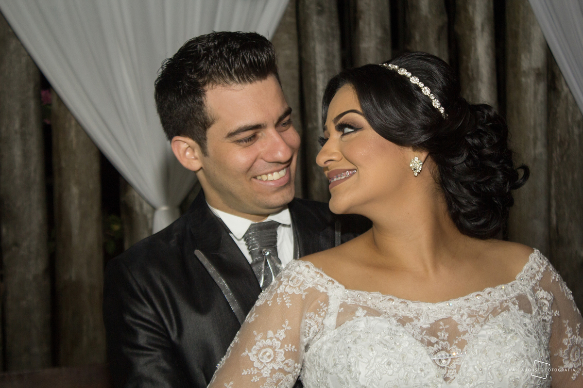 Casamento Bruna & Tiago, maquiagem na mayara morales, wedding na chácara Hermon em Bauru.SP - Fotos Thais Augusto Fotografia, fotógrafa em Bauru.SP, fotos espontâneas lindas e criativas, por do sol com limousine Bauru, noivo tocando violino