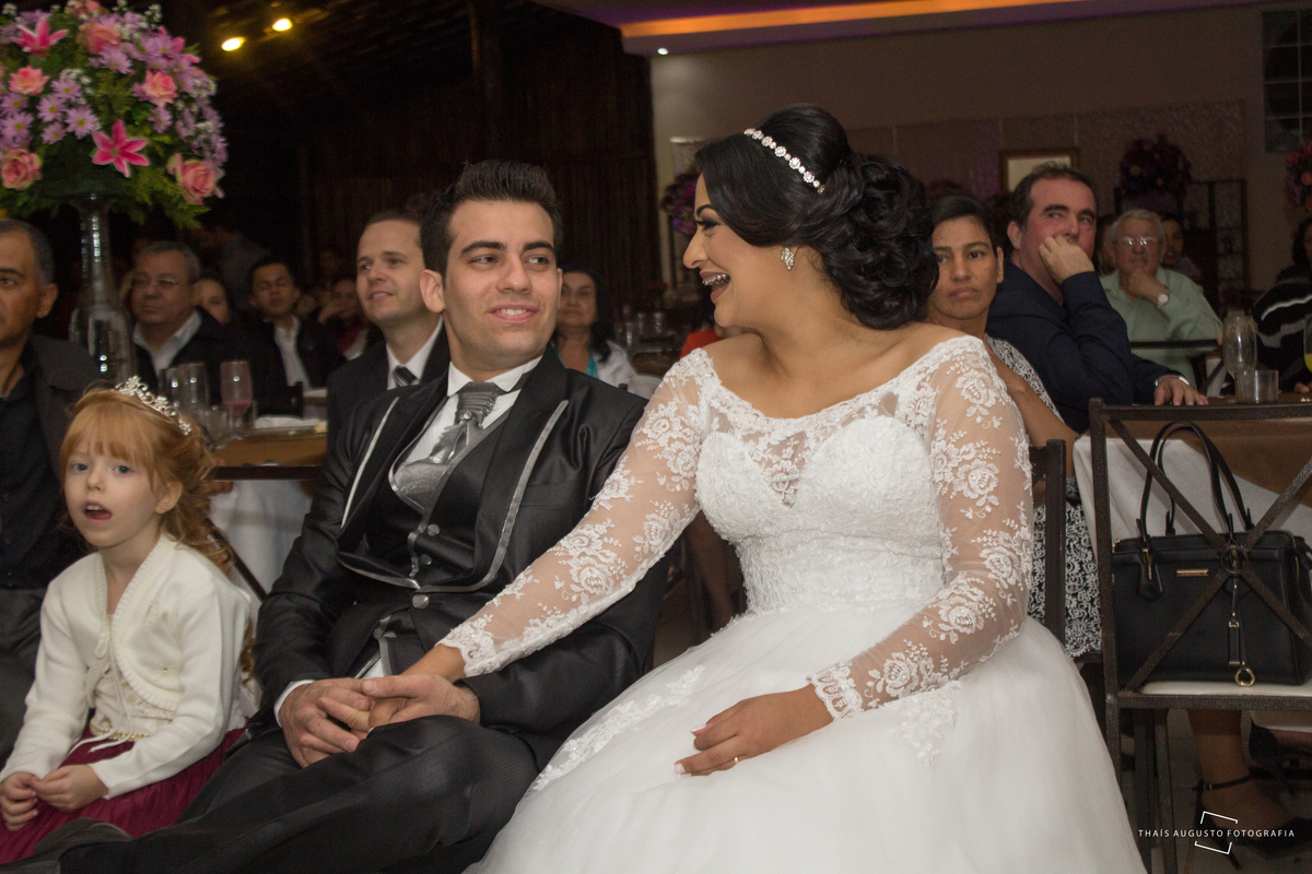 Casamento Bruna & Tiago, maquiagem na mayara morales, wedding na chácara Hermon em Bauru.SP - Fotos Thais Augusto Fotografia, fotógrafa em Bauru.SP, fotos espontâneas lindas e criativas, por do sol com limousine Bauru, noivo tocando violino