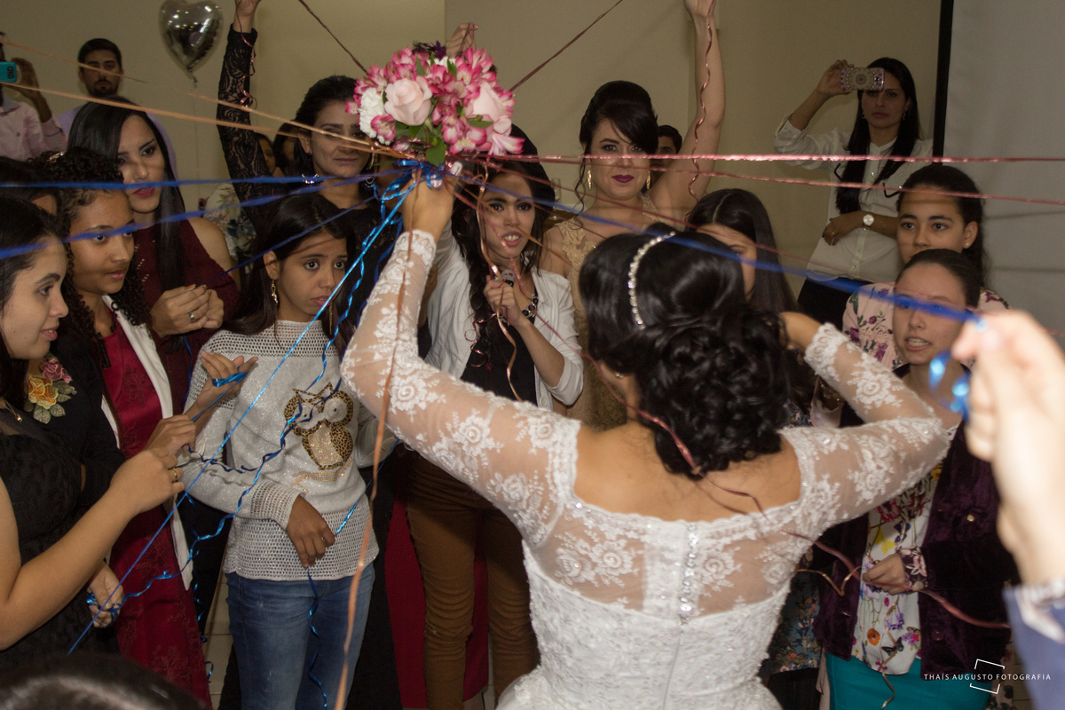 Casamento Bruna & Tiago, maquiagem na mayara morales, wedding na chácara Hermon em Bauru.SP - Fotos Thais Augusto Fotografia, fotógrafa em Bauru.SP, fotos espontâneas lindas e criativas, por do sol com limousine Bauru, noivo tocando violino