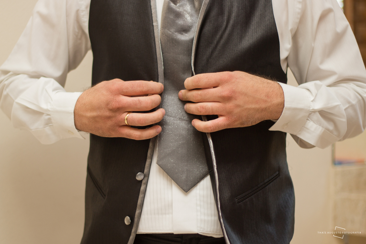 Casamento Bruna & Tiago, maquiagem na mayara morales, wedding na chácara Hermon em Bauru.SP - Fotos Thais Augusto Fotografia, fotógrafa em Bauru.SP, fotos espontâneas lindas e criativas, por do sol com limousine Bauru, noivo tocando violino