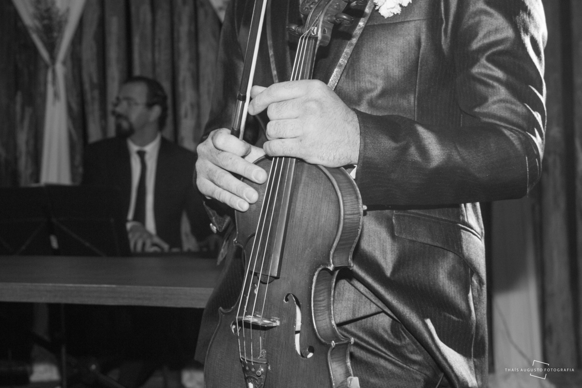 Casamento Bruna & Tiago, maquiagem na mayara morales, wedding na chácara Hermon em Bauru.SP - Fotos Thais Augusto Fotografia, fotógrafa em Bauru.SP, fotos espontâneas lindas e criativas, por do sol com limousine Bauru, noivo tocando violino