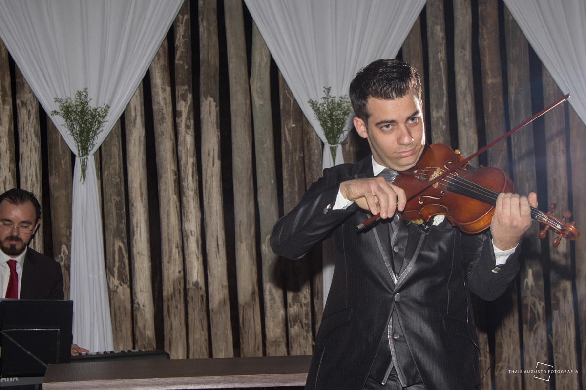 Casamento Bruna & Tiago, maquiagem na mayara morales, wedding na chácara Hermon em Bauru.SP - Fotos Thais Augusto Fotografia, fotógrafa em Bauru.SP, fotos espontâneas lindas e criativas, por do sol com limousine Bauru, noivo tocando violino