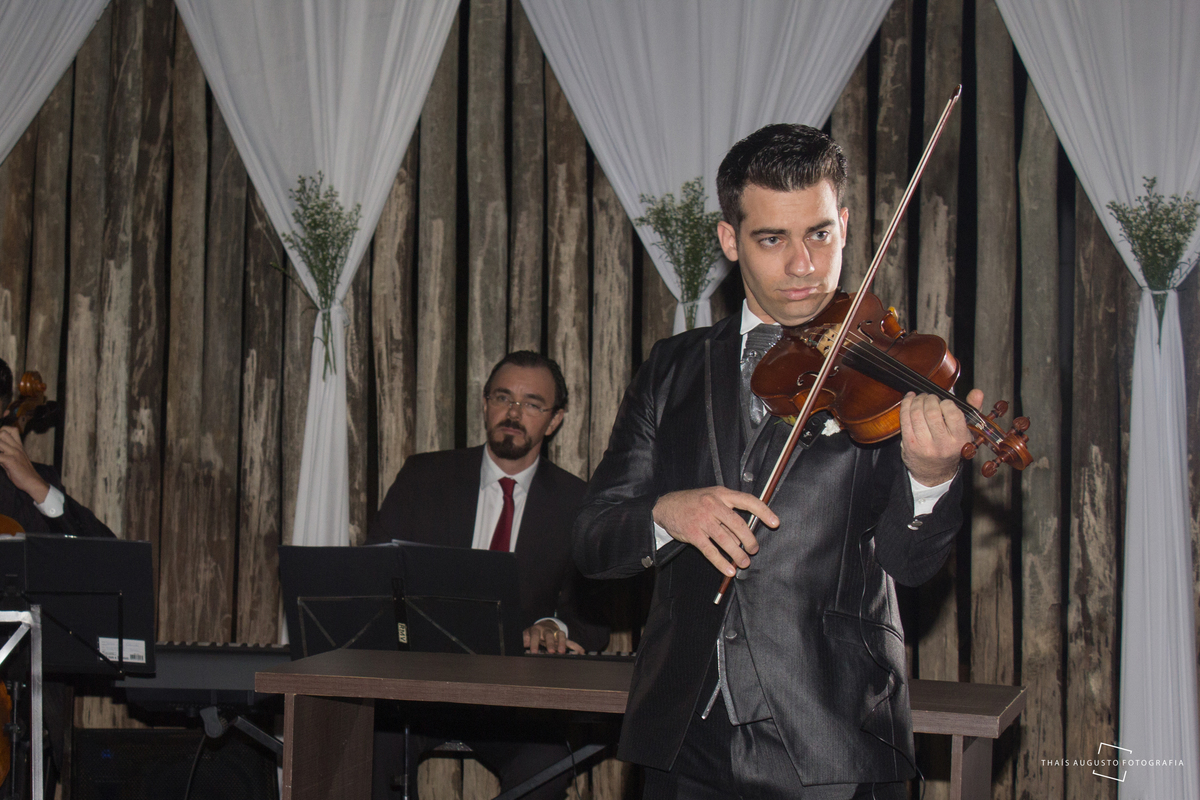 Casamento Bruna & Tiago, maquiagem na mayara morales, wedding na chácara Hermon em Bauru.SP - Fotos Thais Augusto Fotografia, fotógrafa em Bauru.SP, fotos espontâneas lindas e criativas, por do sol com limousine Bauru, noivo tocando violino