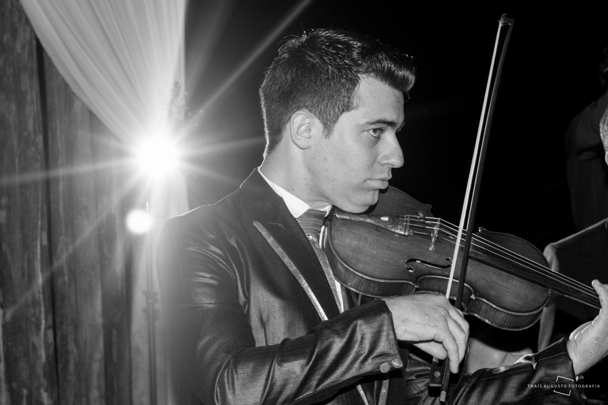 Casamento Bruna & Tiago, maquiagem na mayara morales, wedding na chácara Hermon em Bauru.SP - Fotos Thais Augusto Fotografia, fotógrafa em Bauru.SP, fotos espontâneas lindas e criativas, por do sol com limousine Bauru, noivo tocando violino