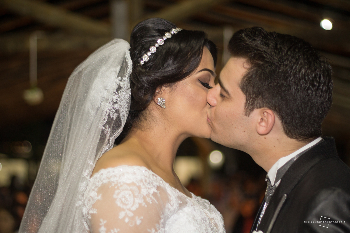 Casamento Bruna & Tiago, maquiagem na mayara morales, wedding na chácara Hermon em Bauru.SP - Fotos Thais Augusto Fotografia, fotógrafa em Bauru.SP, fotos espontâneas lindas e criativas, por do sol com limousine Bauru, noivo tocando violino