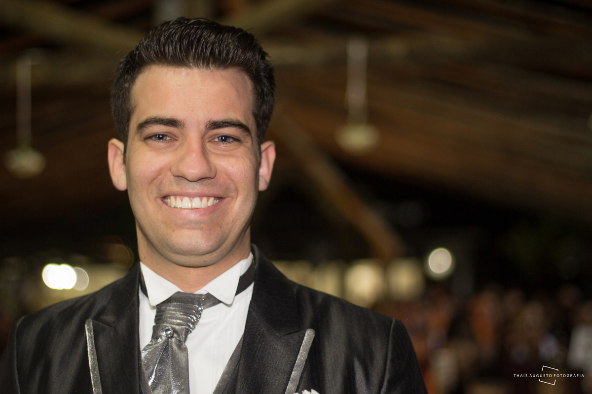 Casamento Bruna & Tiago, maquiagem na mayara morales, wedding na chácara Hermon em Bauru.SP - Fotos Thais Augusto Fotografia, fotógrafa em Bauru.SP, fotos espontâneas lindas e criativas, por do sol com limousine Bauru, noivo tocando violino