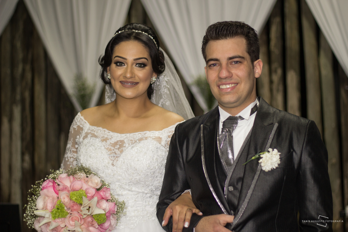 Casamento Bruna & Tiago, maquiagem na mayara morales, wedding na chácara Hermon em Bauru.SP - Fotos Thais Augusto Fotografia, fotógrafa em Bauru.SP, fotos espontâneas lindas e criativas, por do sol com limousine Bauru, noivo tocando violino