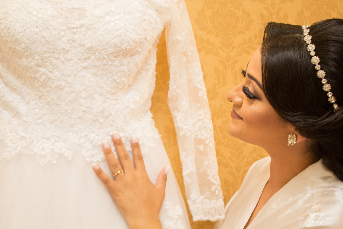 Casamento Bruna & Tiago, maquiagem na mayara morales, wedding na chácara Hermon em Bauru.SP - Fotos Thais Augusto Fotografia, fotógrafa em Bauru.SP, fotos espontâneas lindas e criativas, por do sol com limousine Bauru, noivo tocando violino