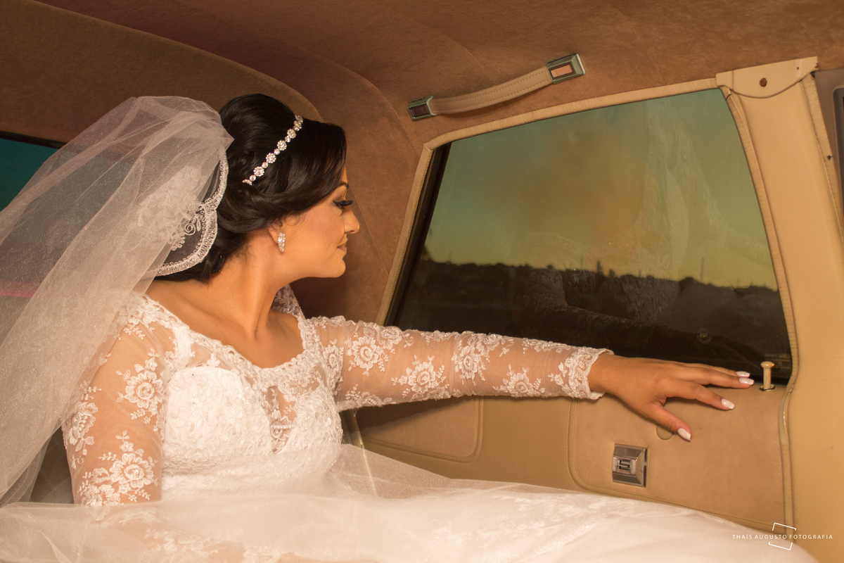 Casamento Bruna & Tiago, maquiagem na mayara morales, wedding na chácara Hermon em Bauru.SP - Fotos Thais Augusto Fotografia, fotógrafa em Bauru.SP, fotos espontâneas lindas e criativas, por do sol com limousine Bauru, noivo tocando violino