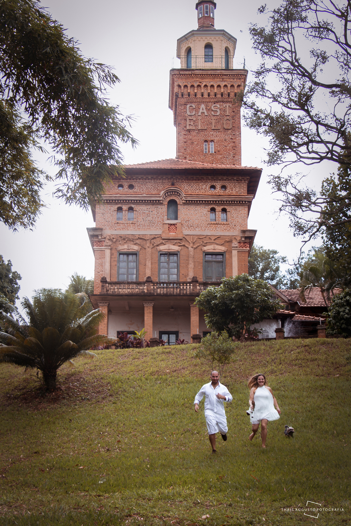 Ensaio Pré-Wedding no Castelo Furlani realizado em Pederneiras - São Paulo. Ensaio Fotográfico pré casamento, fotos feitas no Castelo de Pederneiras - SP