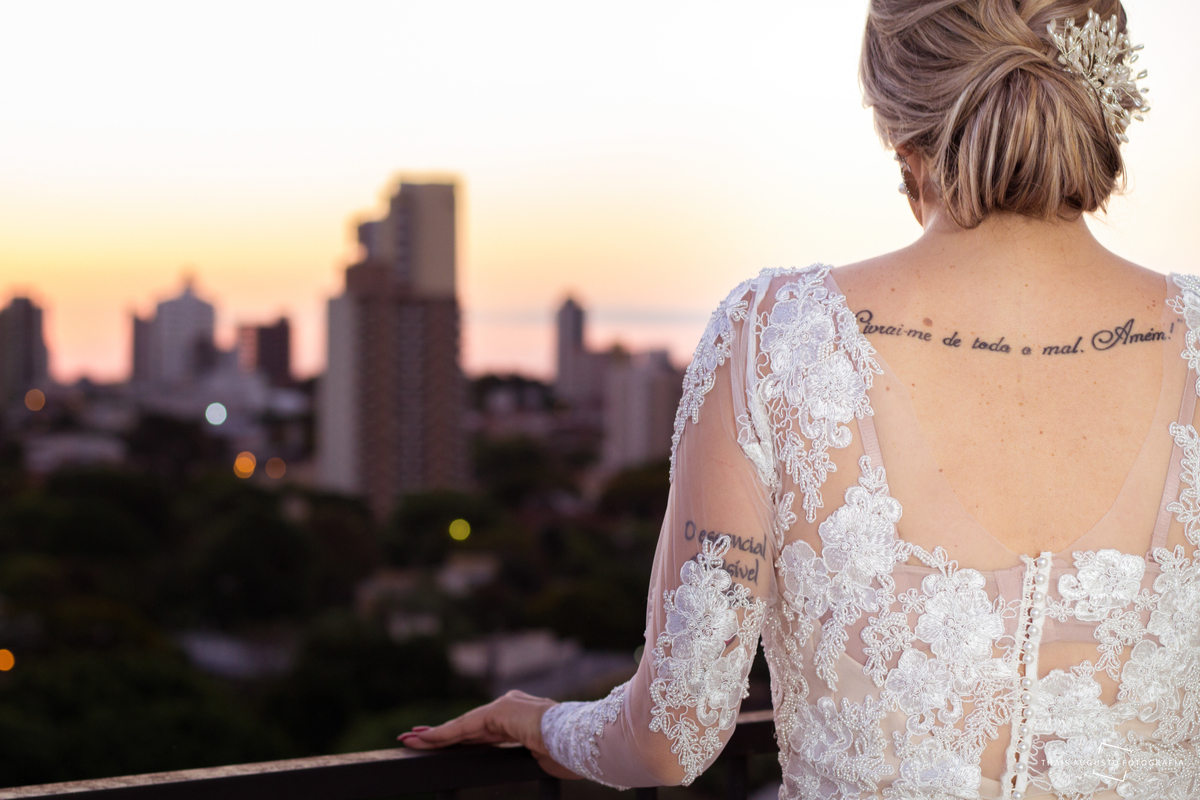 noiva tatuada, foto de making of em sua preparação para o dia mais importante da noiva