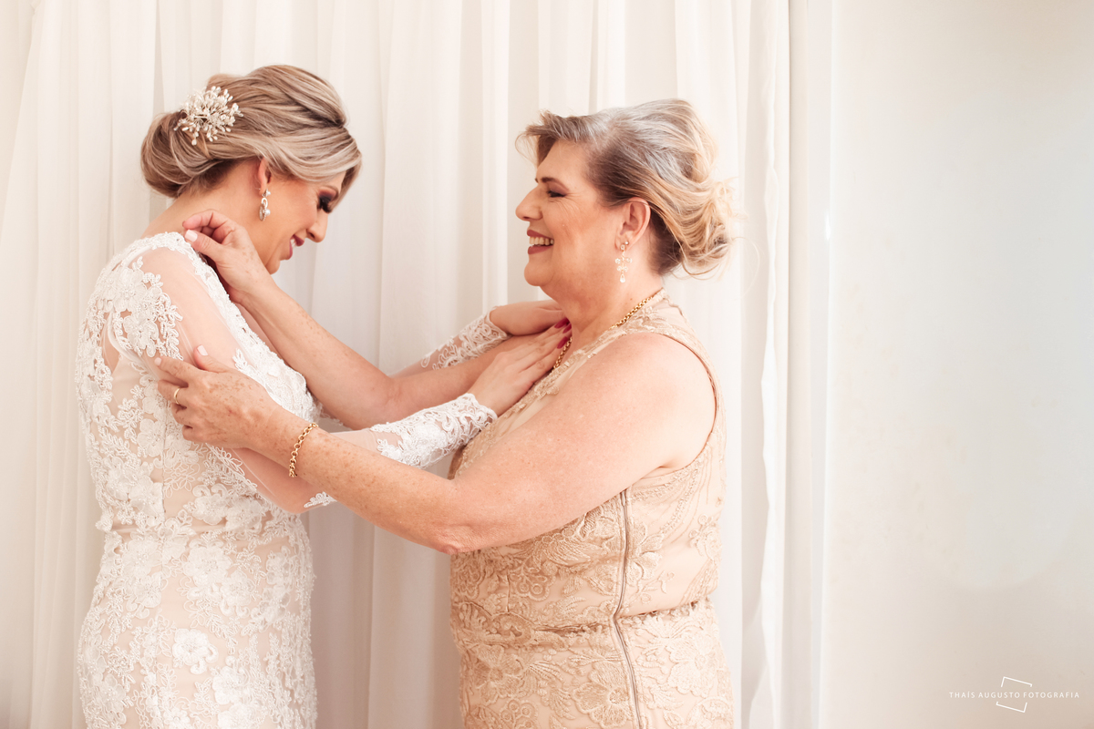 foto com a mãe no dia do casamento, mãe arrumando noiva no casamento
