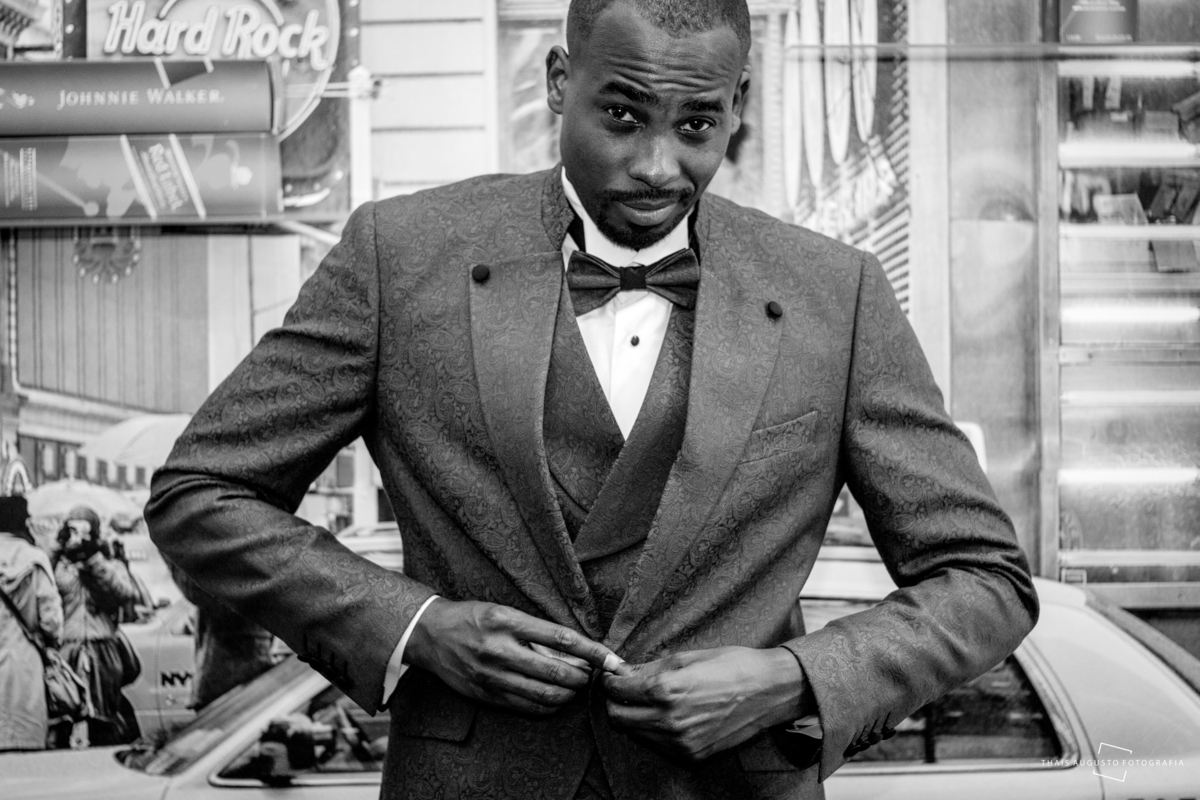 noivo estiloso casando com terno marsala de gravata borboleta e terno texturizado