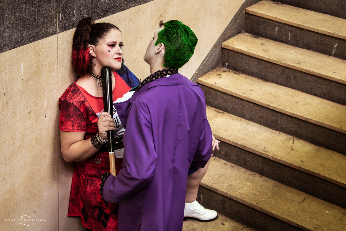 casal super conectado na escada faz ensaio fotográfico divertido.