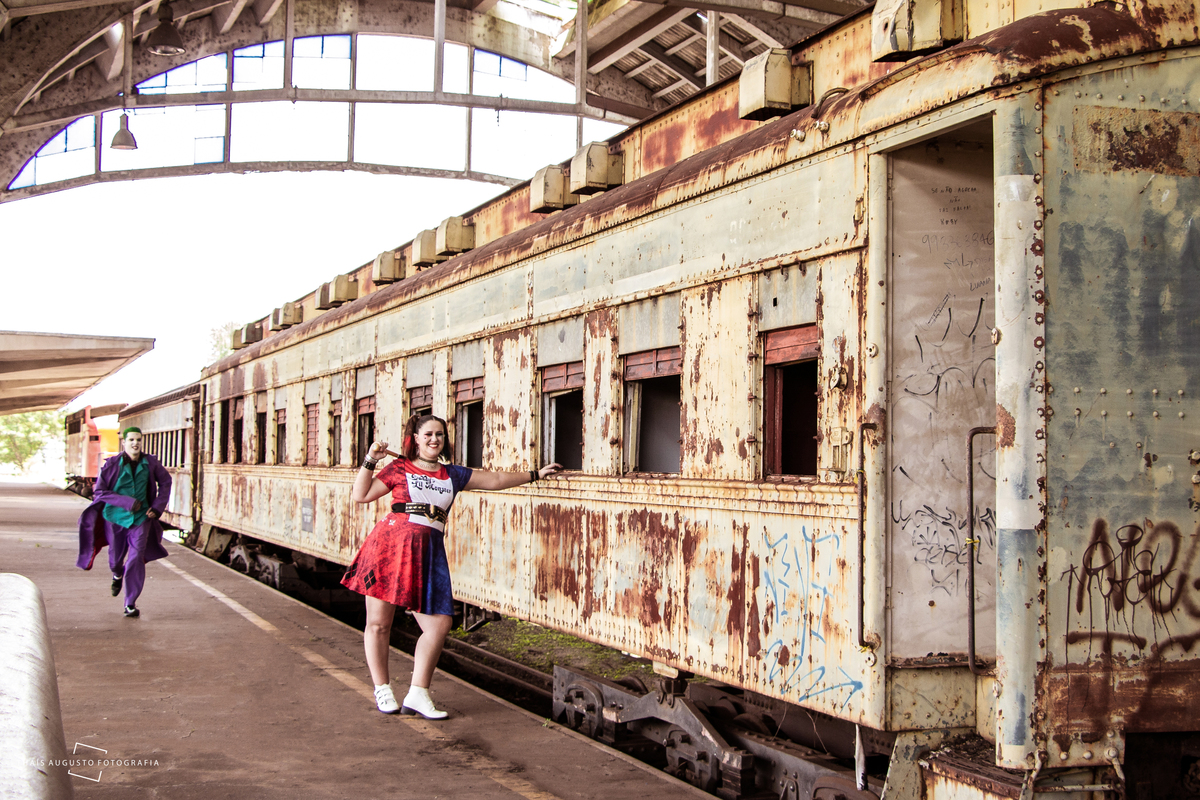 fotografo de casamento faz ensaio criativo com casal em seu pre wedding