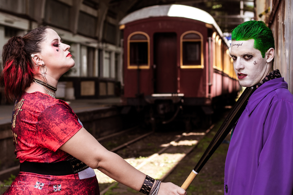 fotografo direciona casal em ensaio pre casamento super animado e temático na região de são paulo