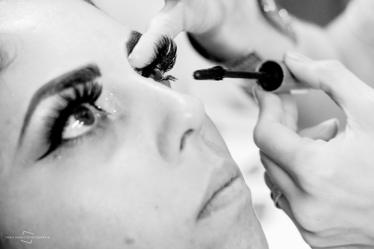 making of da noiva, noiva fazendo maquiagem antes do casamento