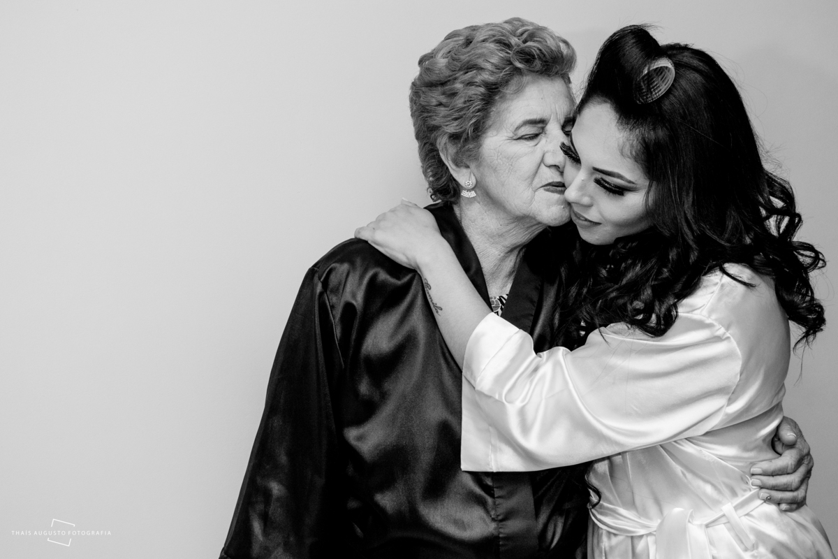 noiva e vó se emocionam em making of antes do casamento realizado em agudos-sp e fotógrafa de casamento de bauru-sp faz registro emocionando de casamento