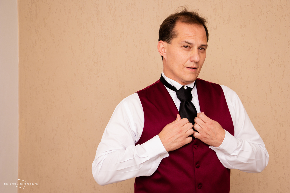 noivo no making of usa no casamento terno marsala e gravata preta com camisa branca