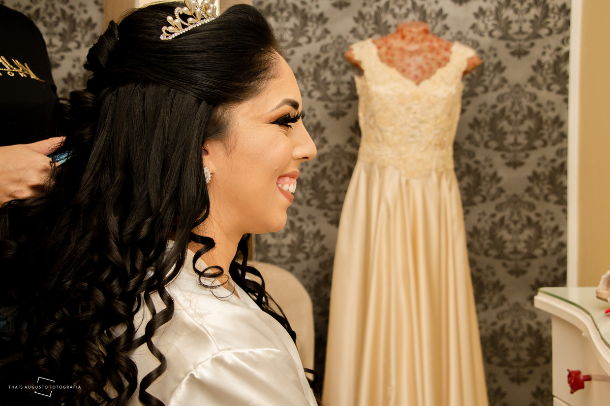 vestido de noiva retrô nude off white, maquiagem clean e cabelo solto para noiva em making of