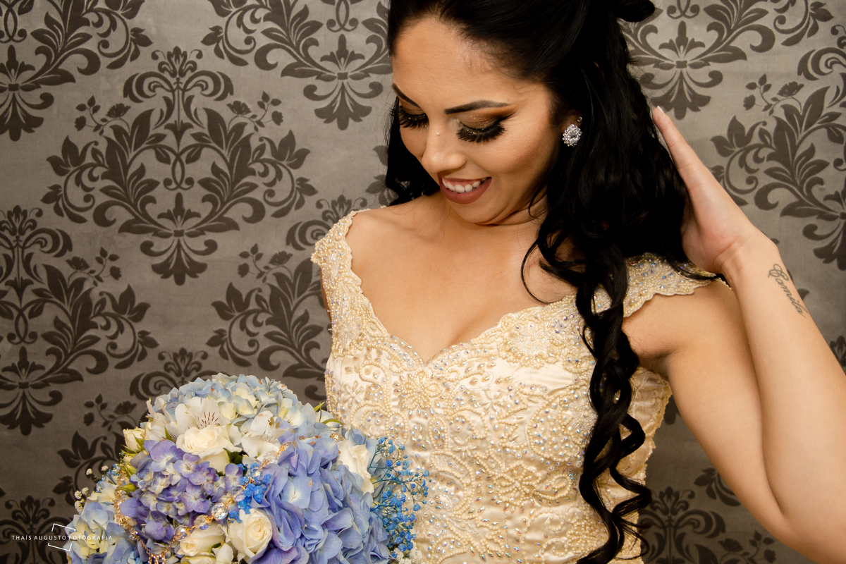 noiva com vestido of white maquiagem e cabelos soltos bouquet azul bouquet tiffany