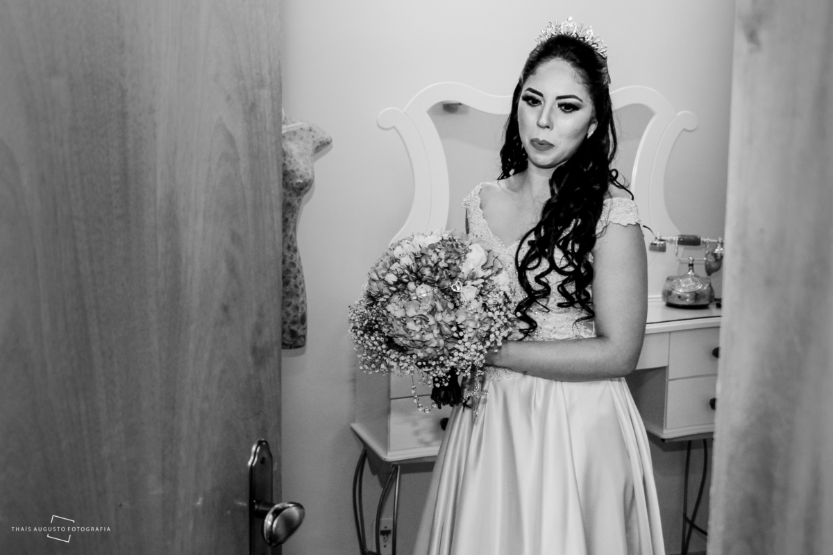 saída da noiva making of foto em preto e branco