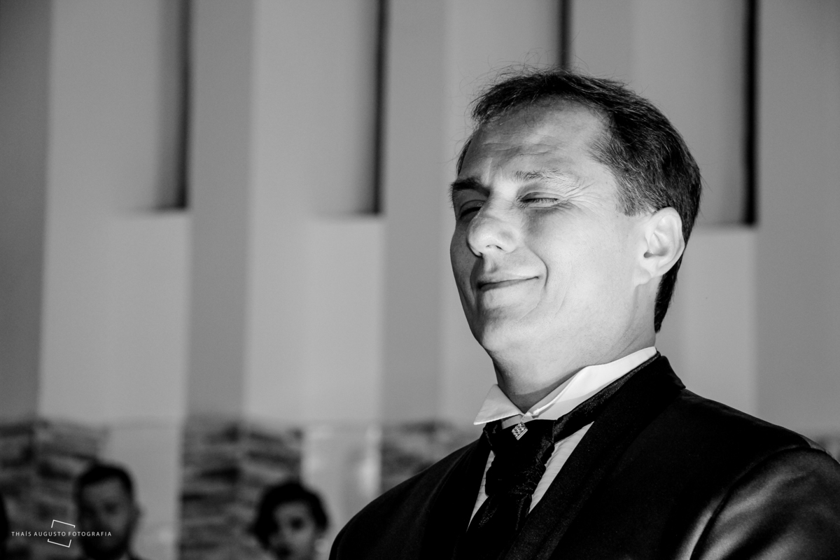 paróquia santo antonio em agudos-sp, noivo espera noiva no altar fotógrafa registra piscada no momento