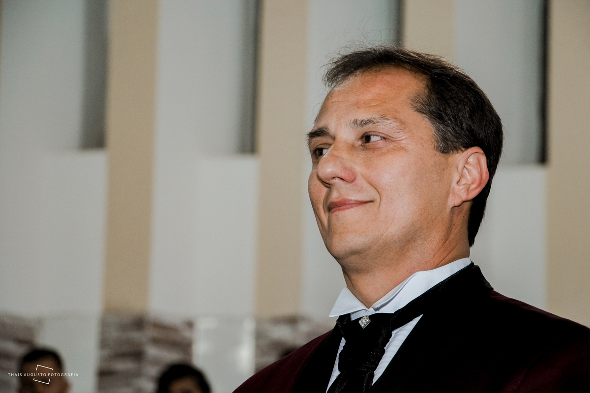 noivo a espera da noiva no altar