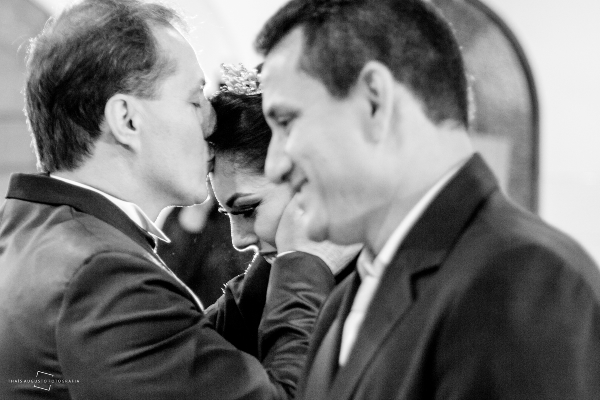 beijo na testa do noivo ao receber a noiva no altar