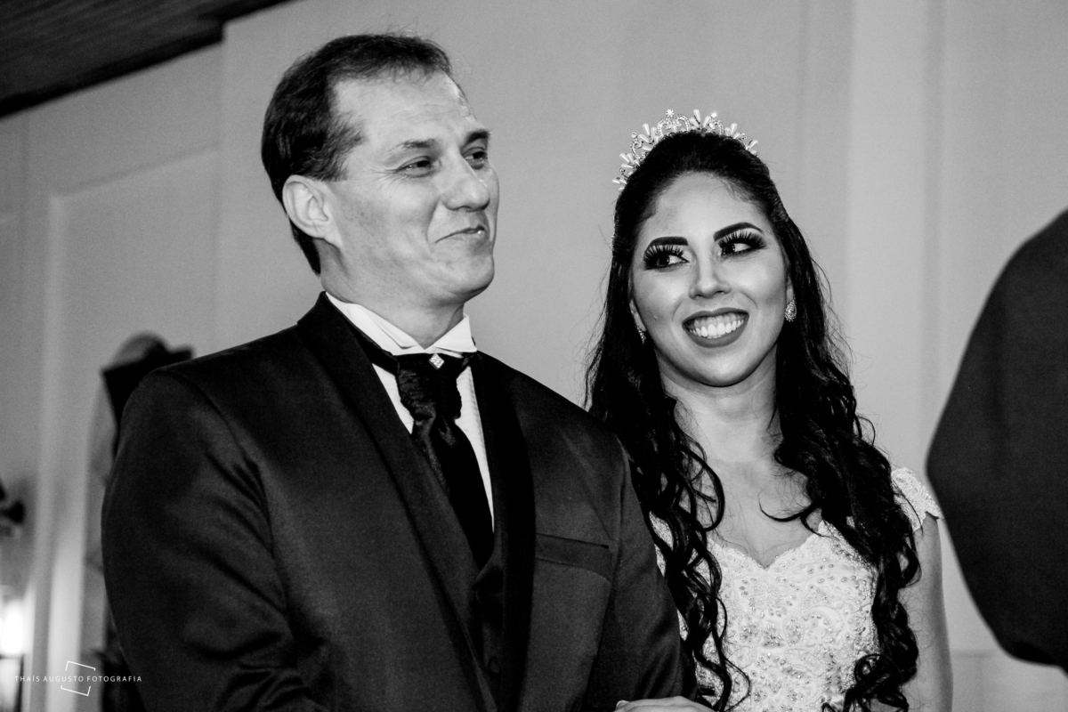 momento dos noivos no casamento paróquia santo antonio em agudos-sp, olhar da noiva para o noivo no dia do casamento 