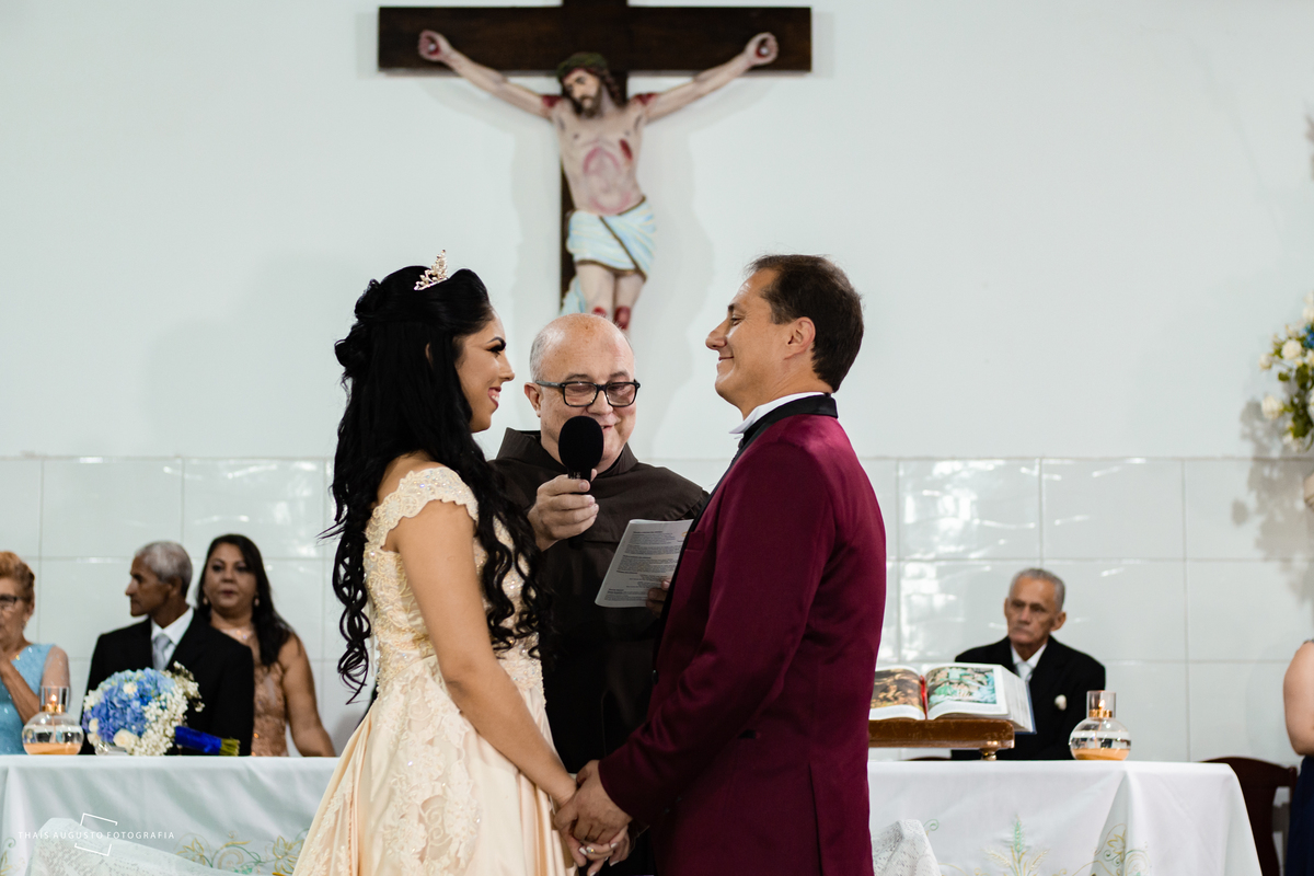 momento especial da cerimonia para casal em casamento em agudos