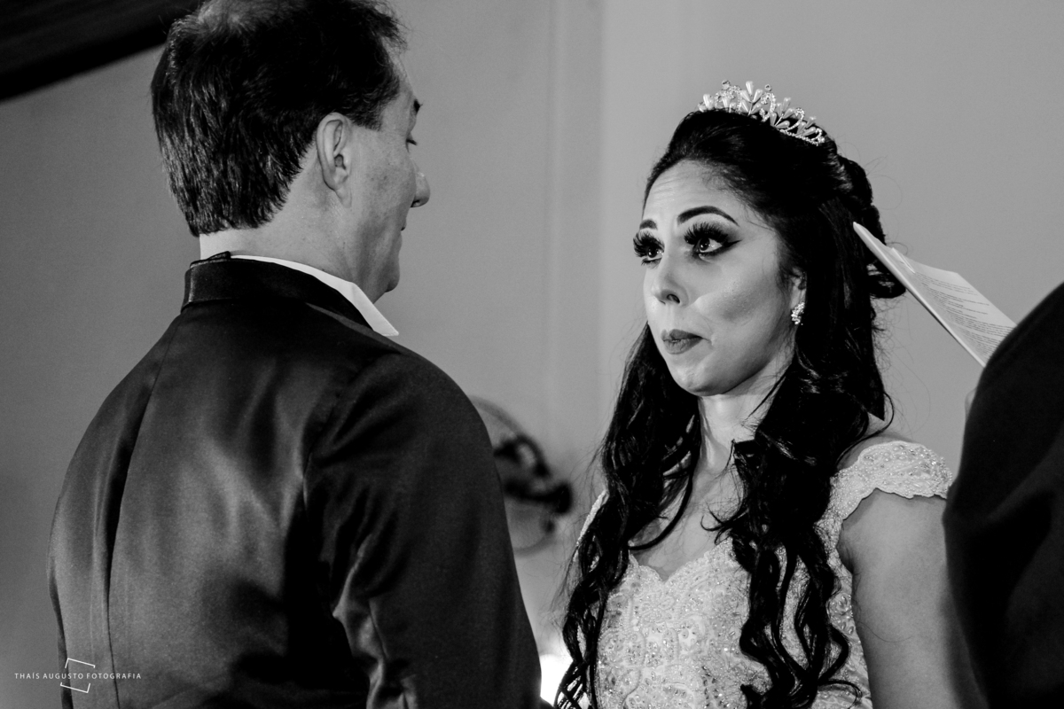 noiva segurando o choro na cerimônia no momento do casamento na paróquia de agudos-sp