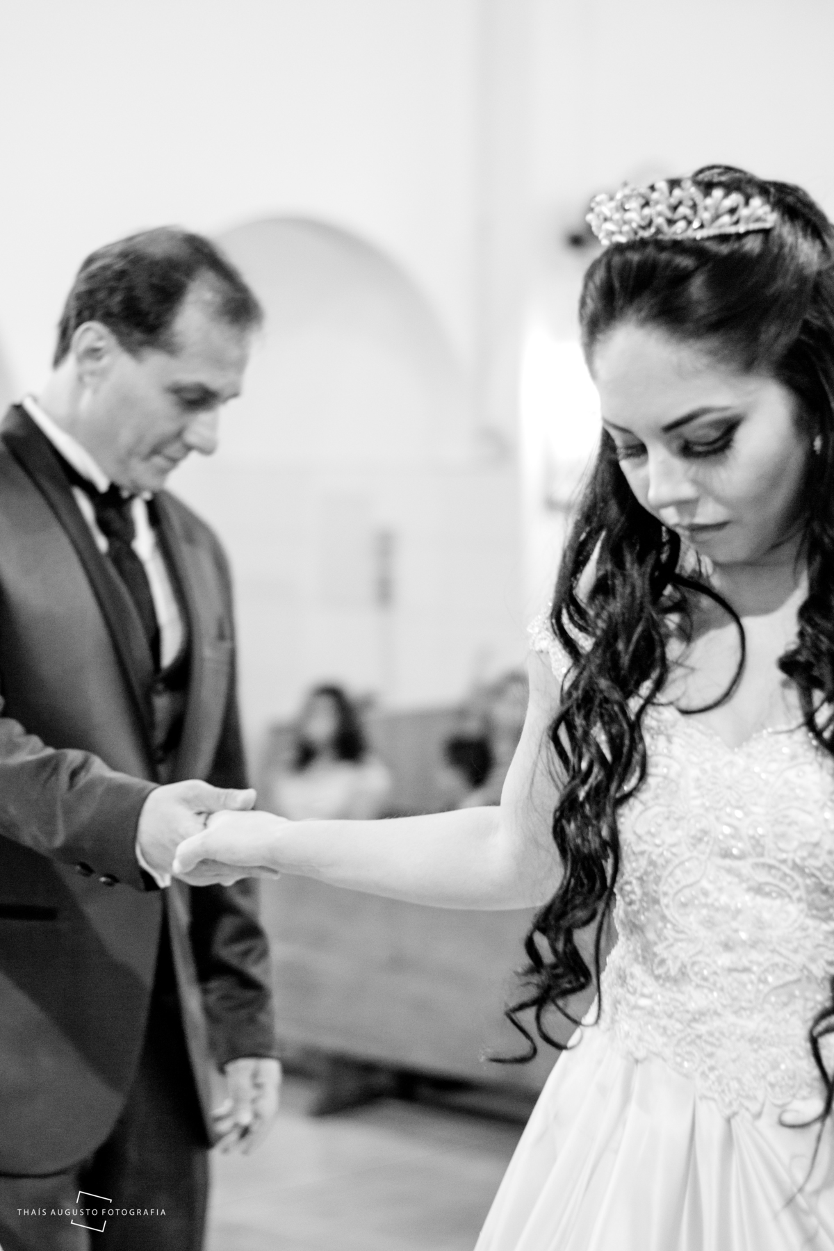 noivos dão a mão em cerimonia e foto fica incrível registrado por thais augusto fotografia, fotógrafa de casamento em Bauru e região