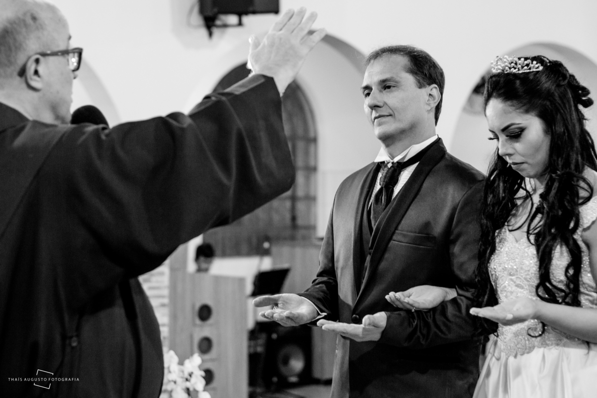 benção do padre na cerimonia de casamento 