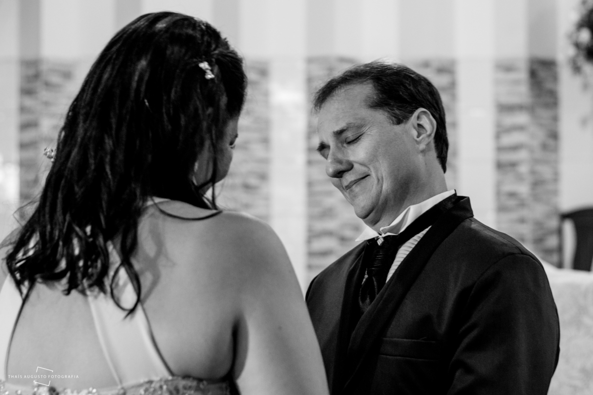 madrinha cumprimenta noivo na saida do casamento