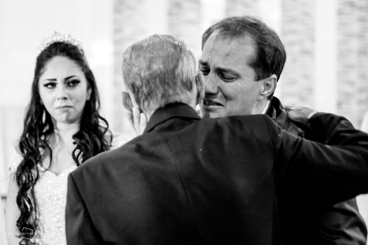 pai e noivo se abraçam no final da cerimonia de casamento em choro noivo se emociona e fotógrafa registra thais augusto fotografia