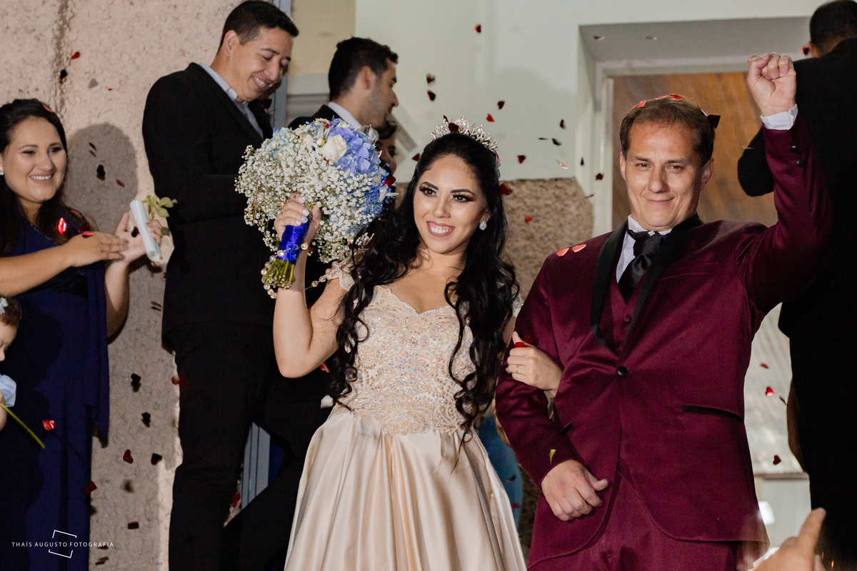 saída dos noivos tem pétala de rosas bouquet azul e terno marsal com vestido de noiva of white nude