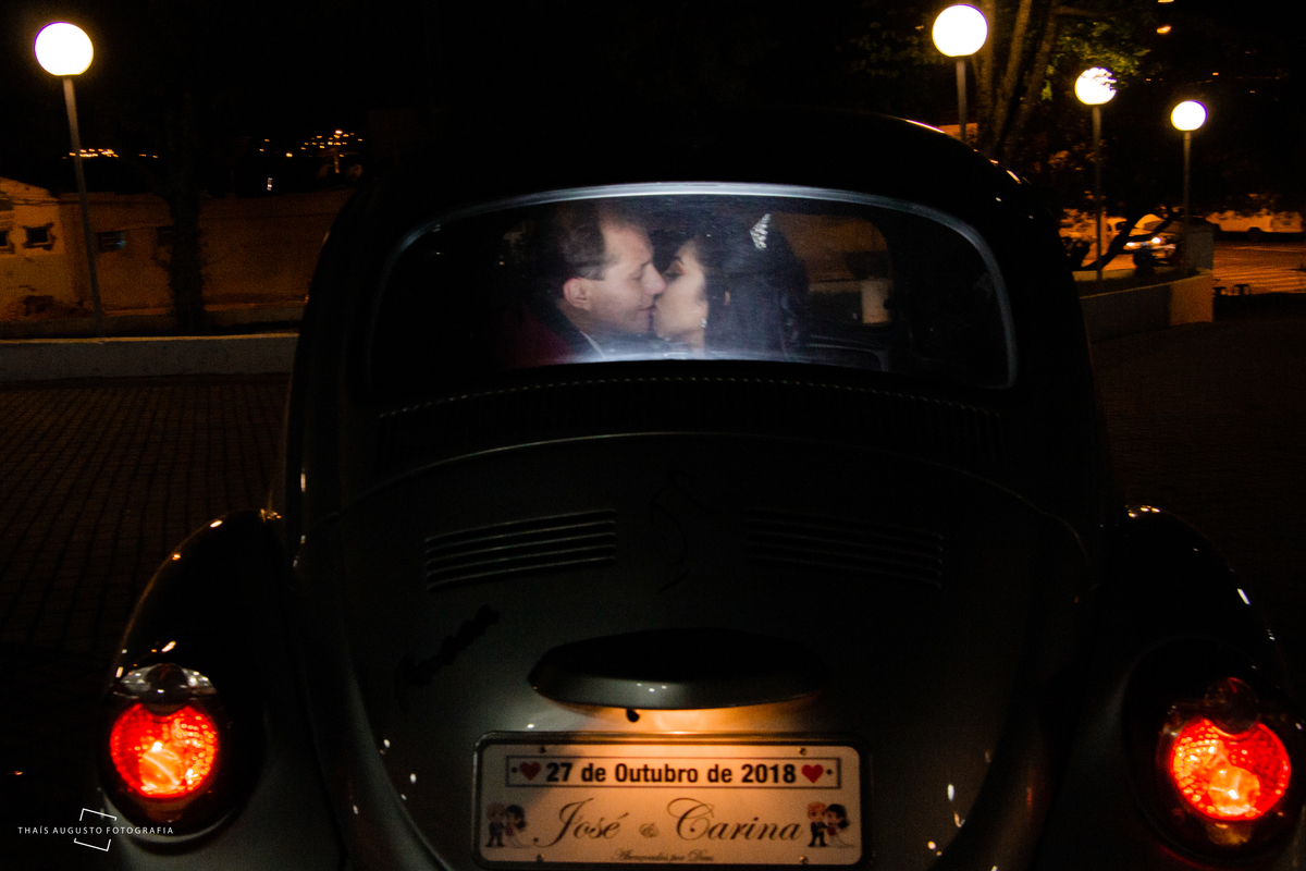 noivos na saída da cerimônia vão de fusca para a festa de casamento no buffet açucena em agudos-sp, fotógrafa de casamento faz registro 