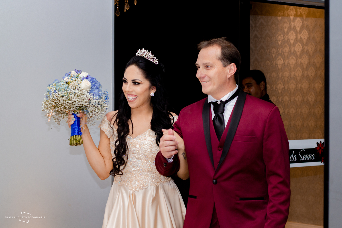 entrada dos noivos no buffet açucena em agudos tem festa animada e sorrisos dos noivos