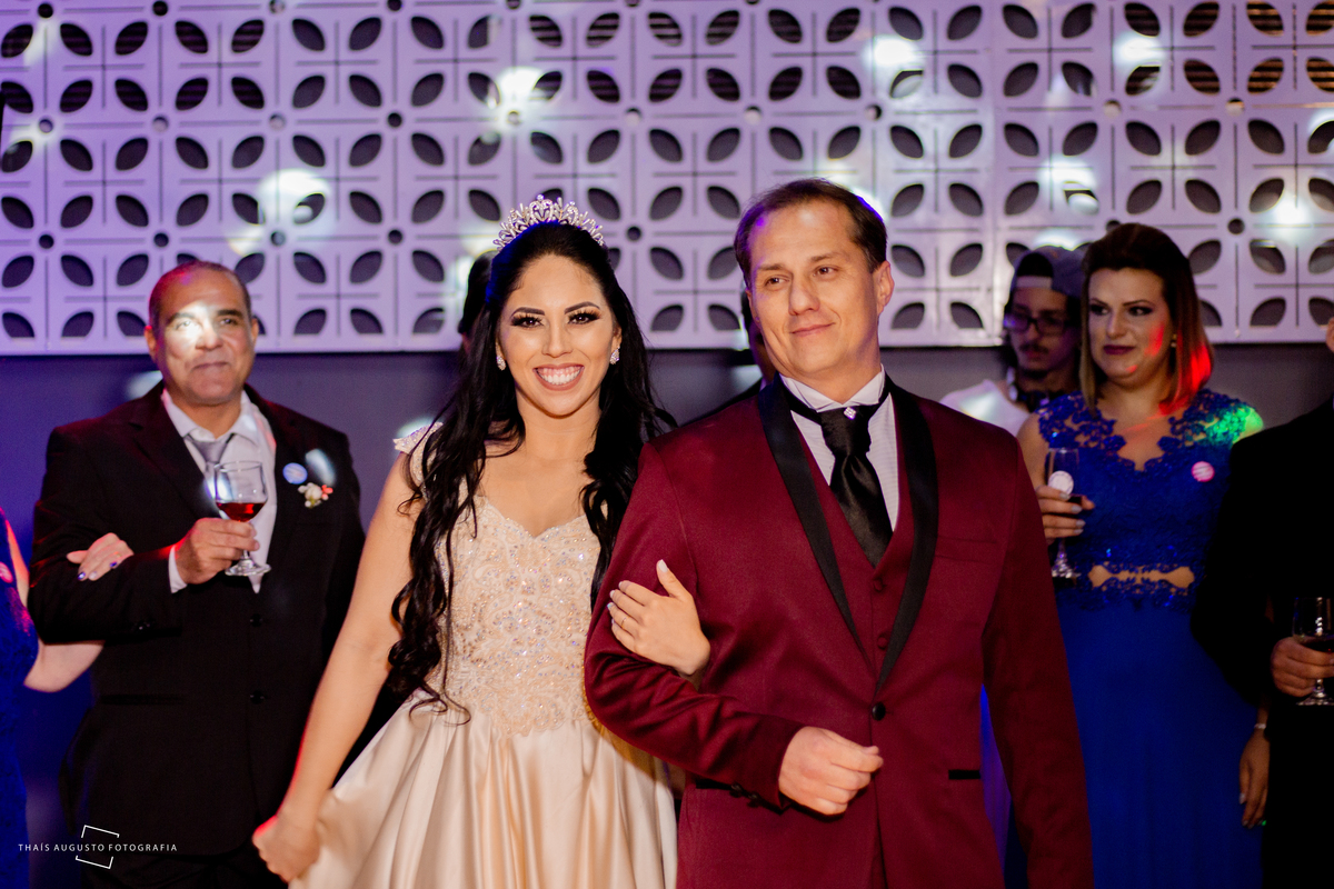 noivos dançam a valsa na festa de casamento em agudos