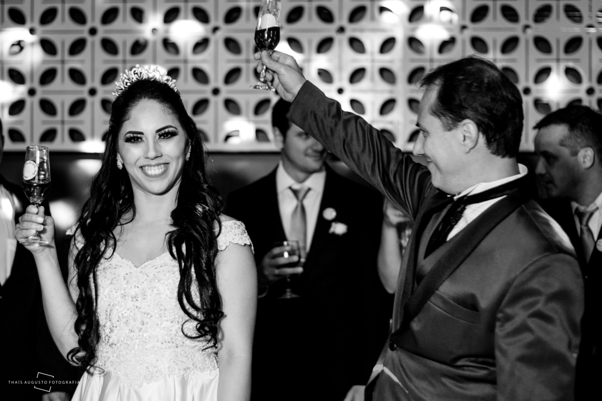 brinde dos noivos na festa de casamento foto em preto e branco