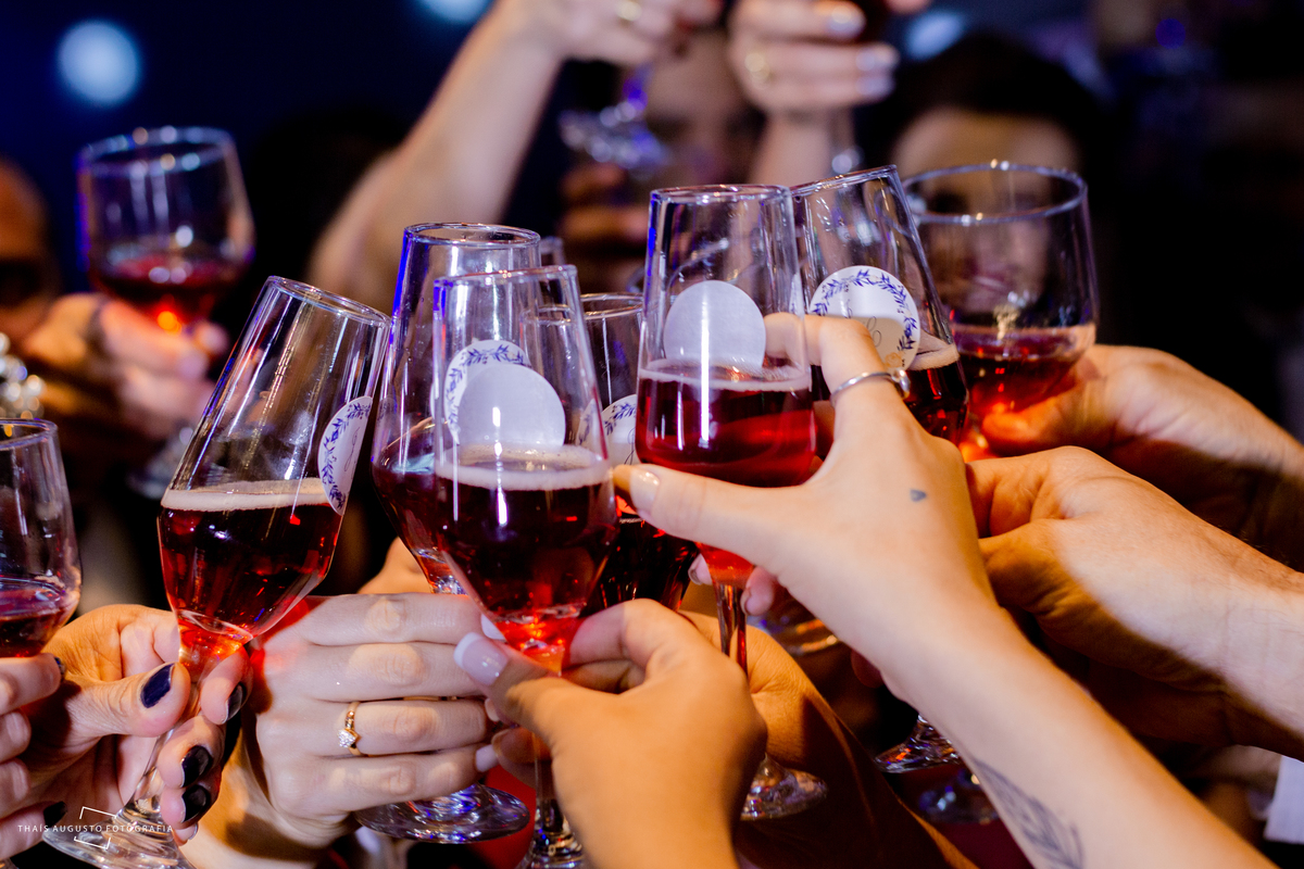 brinde de taças dos noivos com os padrinhos na festa de casamento