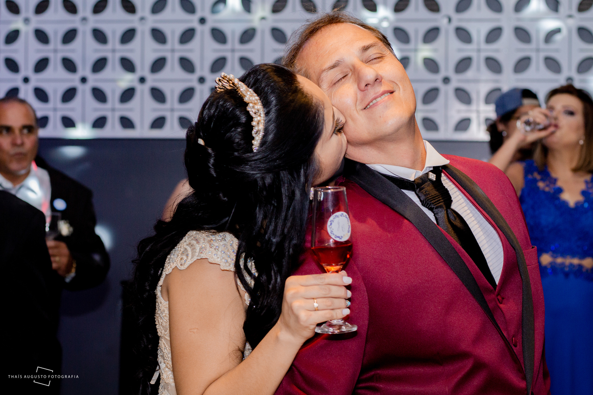 momento espontâneo da noiva e noivo na pista de dança na festa de casamento