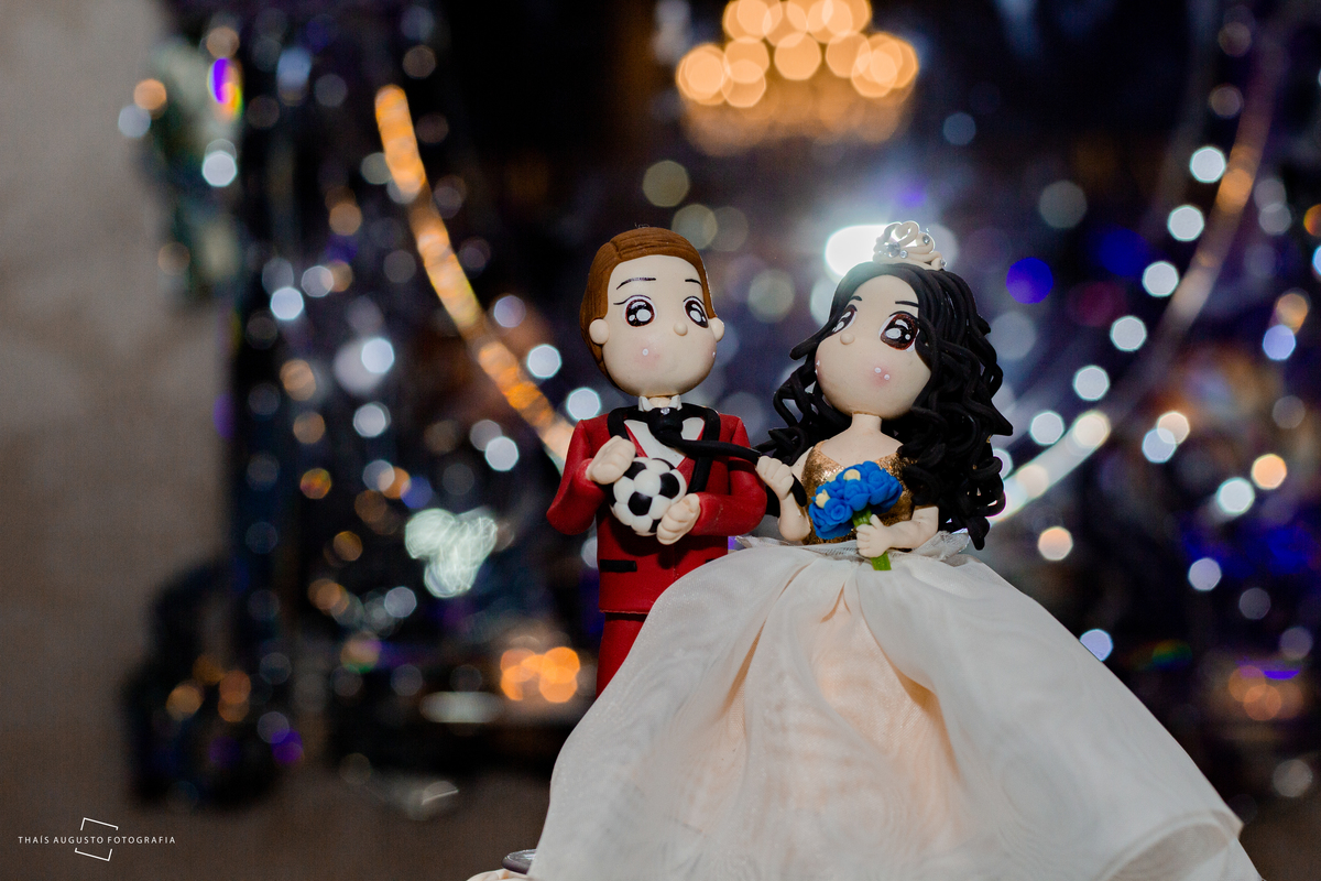 topo de bolo para casamento em biscuit terno marsala goleiro e noiva de vestido e bouquet azul 