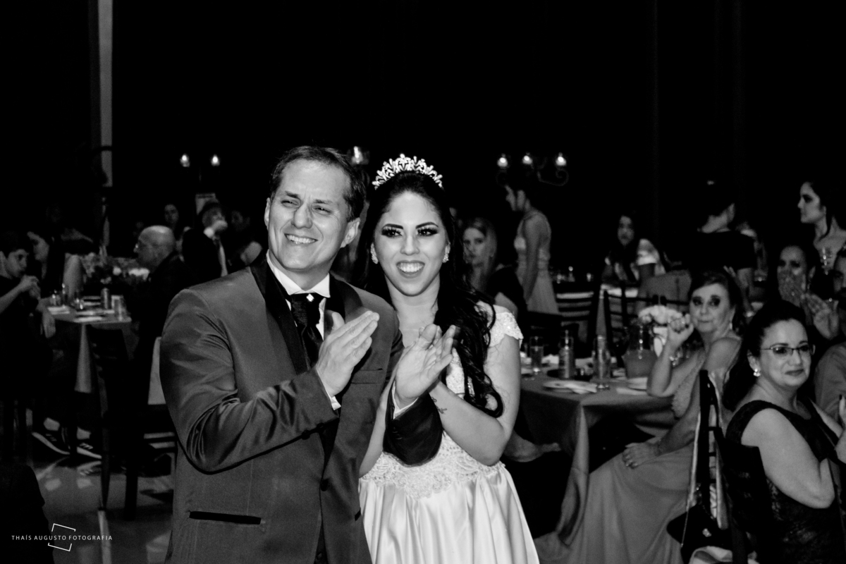 noivos na festa de casamento curtem retrospectiva de pré-wedding realizado pela equipe thais augusto fotografia video de casamento