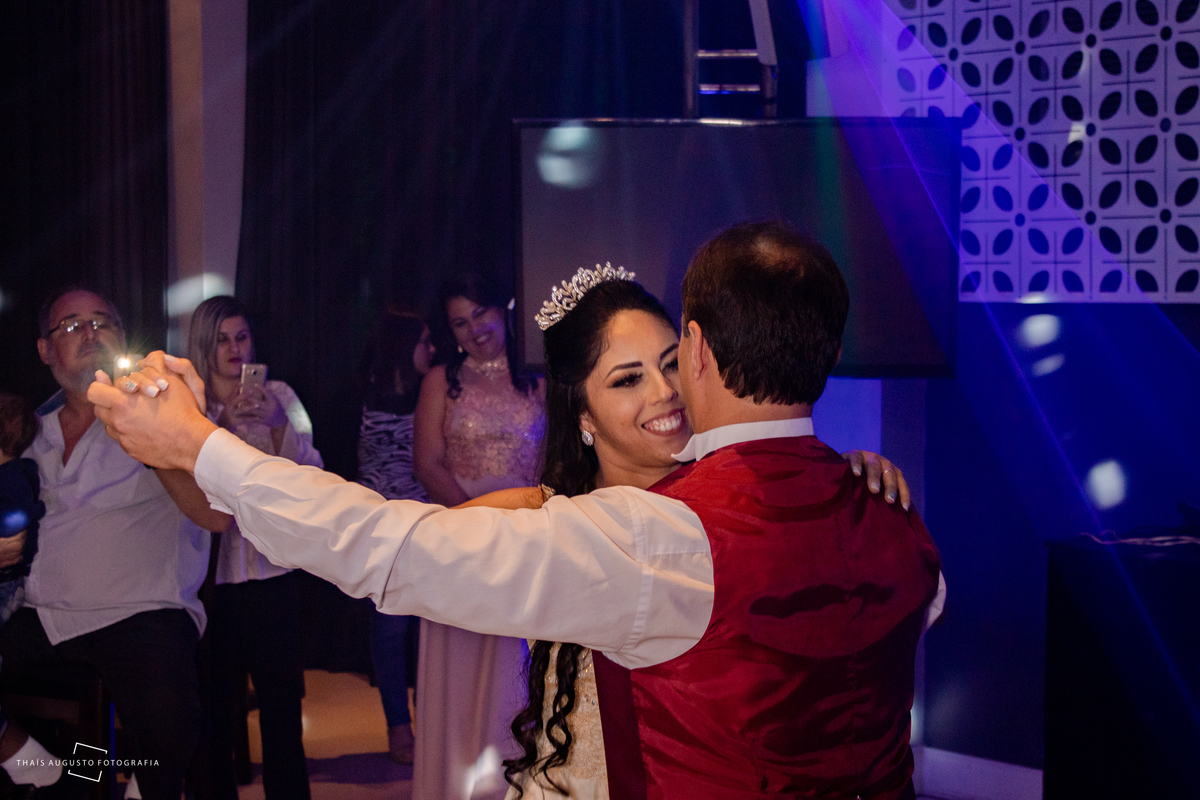 noivos fazem a dança com musica de ed sheeran no casamento na pista de dança da festa de casamento