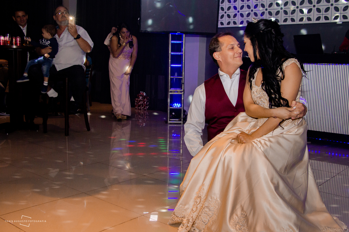 festa de casamento tem dança dos noivos na pista de dança 