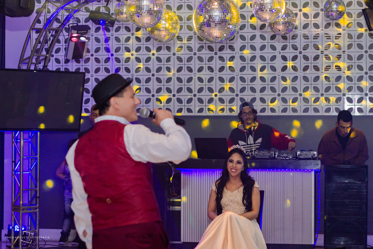 noivo canta para noiva em festa de casamento e realiza surpresa para noiva na pista de dança no buffet açucena em agudos-sp